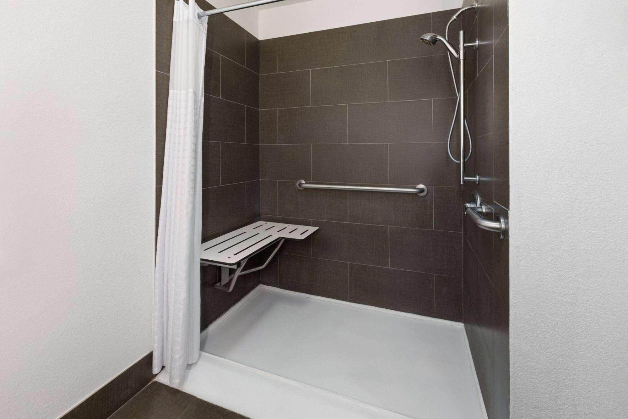 La Quinta Inn & Suites By Wyndham מרידיאן מראה חיצוני תמונה